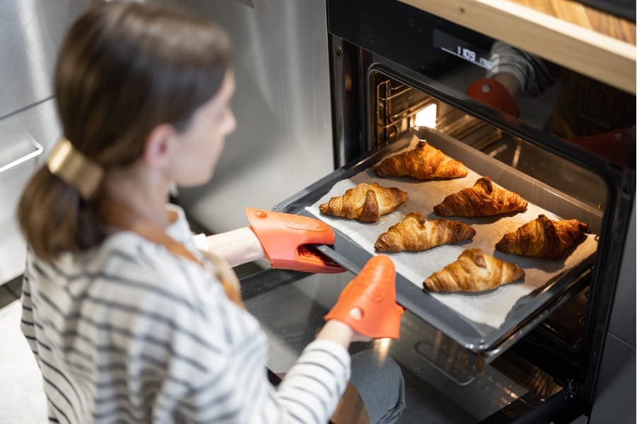 baking cake on microwave oven